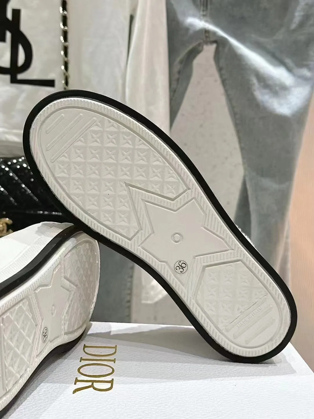 👟👟Ex-factory price 560👟👟 🇫🇷🇫🇷——Dior embroidered thick-soled wool casual shoes, fur shoes 𝐃𝐈𝐎𝐑 𝐖𝐚𝐥𝐤'𝐧 Dior presbyopic embroidery wool thick-soled canvas shoes casual sports shoes this The Walk'n'Dior platform sneakers are a stylish piece that elevates the collection. Oblique printed cotton embroidered upper with comfortable platform sole, tongue and Christian Dior Paris signature laces. Can add fashionable temperament to all kinds of casual looks. Original custom-made imported Oblique printed embroidery fabric. Imported soft sheepskin lining. Original exclusive open-molded TPU material outsole. Bottom thickness 4.5CM. Size: Women's 35-41 (custom-made 41 is non-refundable)